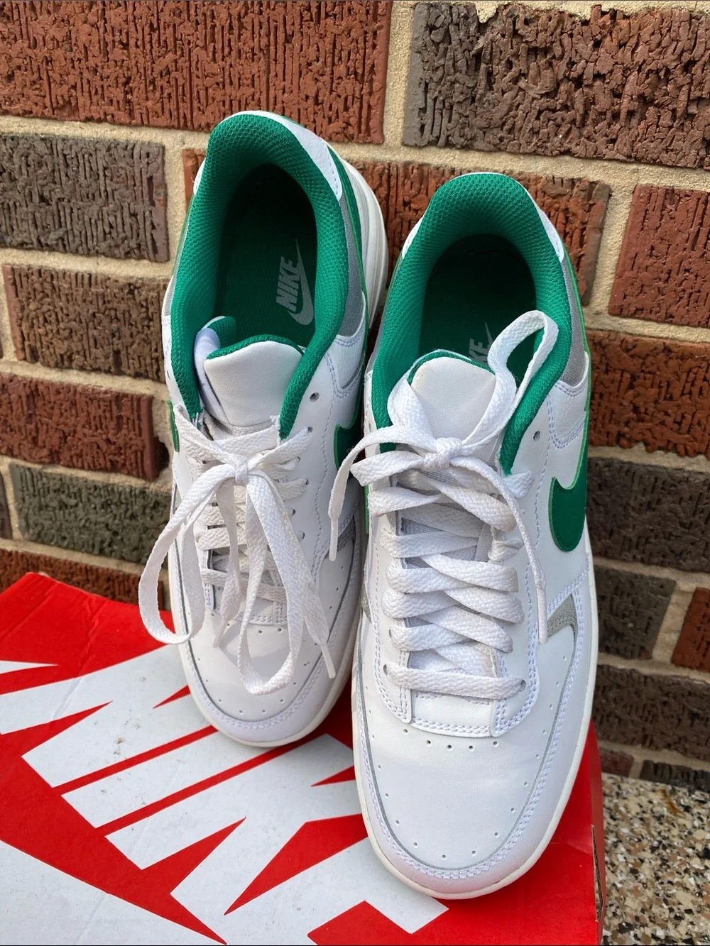 Nike Men’s White & Green Low-Top Sneakers — Classic Swoosh Design